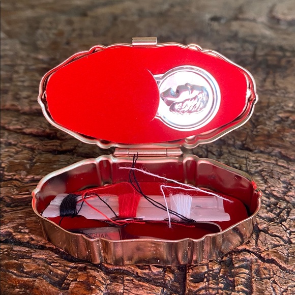 💐Vintage💐Floral Embroidered Oval Pill Box Sewing Kit - Picture 6 of 10